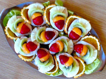 Putenbrustmedaillon mit Frchten  Essen bestellen, Frhstck, kalte Platten, belegte Brtchen online bestellen  liefern Berlin Sonntags + Feiertags